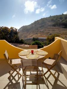 d'une table et de chaises sur un balcon avec vue. dans l'établissement Lovely 2-bedroom in Carvoeiro free parking, à Poço Partido