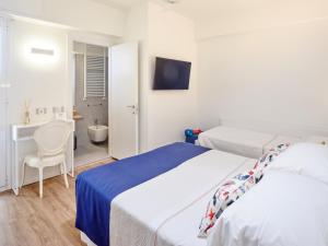 A bed or beds in a room at UNA HOTELS Imperial Beach Hotel