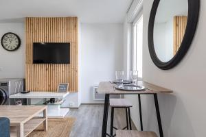 Telewizja i/lub zestaw kina domowego w obiekcie Idéal couples & pro - Patio extérieur- Proche centre ville et gare - Promenade au bord de la Charente - Parking à proximité - Wifi très haut debit - Équipement premium -Netflix