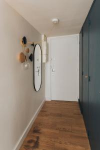 een kamer met een hal met een spiegel en een deur bij Loge du Pré Carré - hypercentre in Annecy