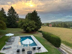 Вид на басейн у Dordogne, Le Cambou, 5 ch avec piscine et terrain 3 ha або поблизу