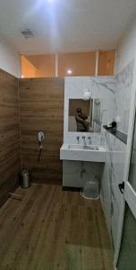 Kiran Apartment tesisinde bir banyo