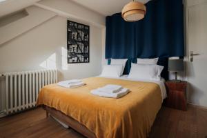 sypialnia z łóżkiem i dwoma ręcznikami na nim w obiekcie Loge du Pré Carré - hypercentre w Annecy