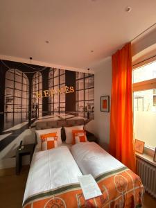 Un dormitorio con una cama grande y un cartel que lee viajes en Hotel Am Volksgarten, en Düsseldorf