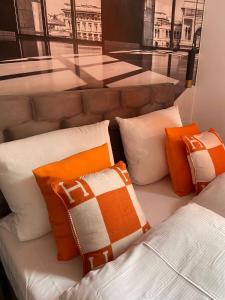 Habitación con 2 camas y almohadas de color naranja y blanco. en Hotel Am Volksgarten, en Düsseldorf