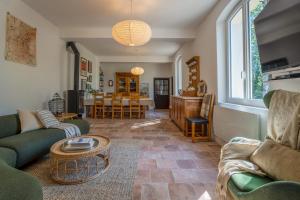 a living room with a couch and a table at Villa Vauvert in Saignon