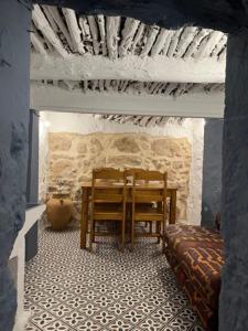 jadalnia ze stołem i 2 krzesłami w obiekcie Casa Alondra w mieście El Gastor