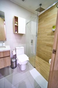 y baño con aseo y ducha acristalada. en Luxury suite in La Carolina, en Quito
