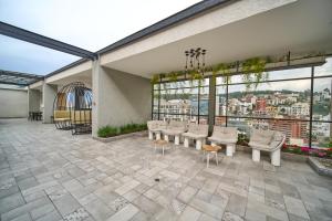 un patio con sillas y mesas en un edificio en Luxury suite in La Carolina, en Quito