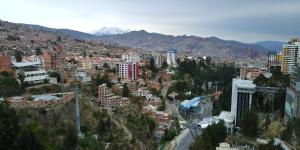 an aerial view of a city with buildings and mountains at Acogedoras vistas al illimani, cálido y accesible in La Paz