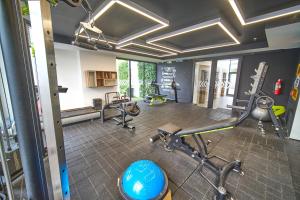 un gimnasio con varios equipos de ejercicio en una habitación en Luxury suite in La Carolina, en Quito