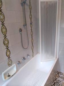 La salle de bains est pourvue d'une douche et d'une baignoire. dans l'établissement casa miglio, à Marina di Pietrasanta