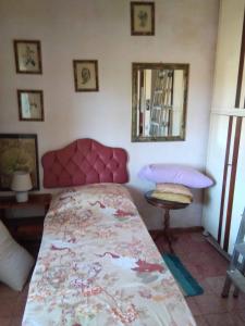 - une chambre avec un lit et un canapé rouge dans l'établissement casa miglio, à Marina di Pietrasanta