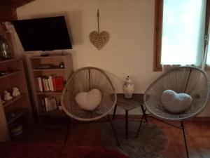 a living room with two chairs with hearts on them at Studio privatif in Guillestre