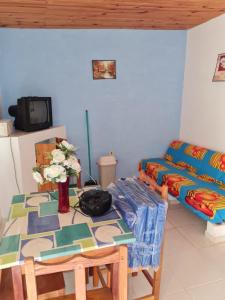 sala de estar con mesa y sofá en Dawy, en Areguá