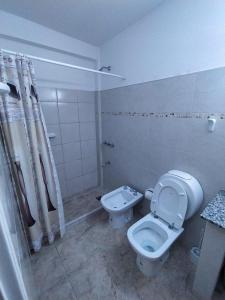 a bathroom with a toilet and a bidet at Center Studio 3pax apartamento in Trelew