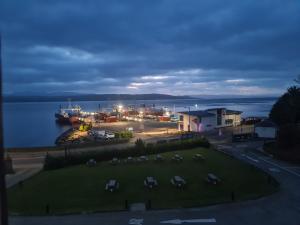 uitzicht op een haven in de nacht bij Royal Marine Hotel Dunoon in Kirn