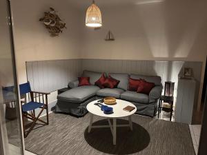 - un salon avec un canapé et une table dans l'établissement Kyparissia De Wandelboom, à Vrísai