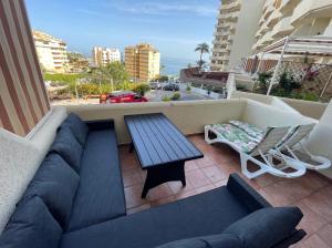 kanapę i stół na balkonie z widokiem w obiekcie EL ESTUDIO DE LA PLAYA BENALBEACH 317 Terraza vistas al Mar w mieście Benalmádena