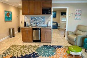 cocina con fregadero y fogones en una habitación en Guest suite - Waterfront -Pool & Hot tub- Walk to Beach en Clearwater Beach