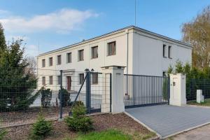 BabimostWilla Brancon的有大门和栅栏的白色房子