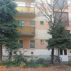 a pair of bikes parked in front of a building at Hangulatos kis lakás a belvároshoz közel in Szeged