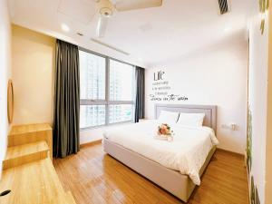 um quarto com uma cama grande e uma janela grande em Luxury Vinhomes Central Park (Cozy Apartment) em Ho Chi Minh
