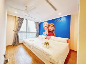 um quarto com uma cama grande e uma pintura na parede em Luxury Vinhomes Central Park (Cozy Apartment) em Ho Chi Minh