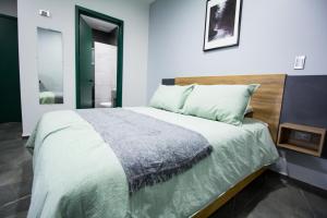 - une chambre avec un grand lit dans l'établissement Nidah Condominios, à Durango