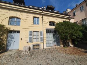 una casa con due porte e un albero davanti di Grisella Grace Home a Casale Monferrato
