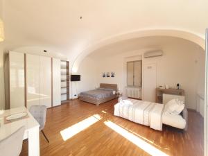 1 dormitorio con cama, mesa y sofá en Grisella Grace Home en Casale Monferrato