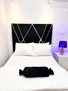 En eller flere senge i et værelse på Homely Shortlet Apartment LBS, AJAH