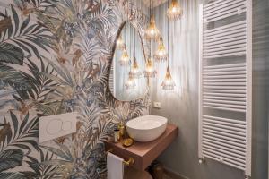 uma casa de banho com um lavatório e um espelho em Blossoms of Siena em Siena