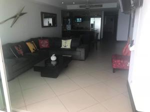 - un salon avec un canapé et une table dans l'établissement Bay View Marina- Monthly rentals special at Tripintravel, à Ixtapa