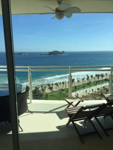 Elle comprend un balcon offrant une vue sur la plage et l'océan. dans l'établissement Bay View Marina- Monthly rentals special at Tripintravel, à Ixtapa