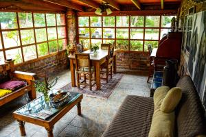 - un salon avec un canapé et une table dans l'établissement Tu Casa - Hotel Rural, à Sopó