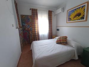 Habitación pequeña con cama y ventana en casa rural El Burrillo, en Cuenca