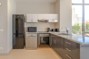 Cucina o angolo cottura di Elegant 4BR in Tawila, Gouna. Private Pool, Lagoon
