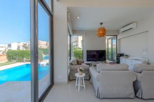 Piscina di Elegant 4BR in Tawila, Gouna. Private Pool, Lagoon o nelle vicinanze
