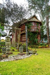 Una pequeña casa con hiedra a un lado. en Tu Casa - Hotel Rural, en Sopó