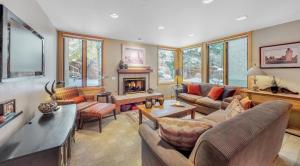 sala de estar con muebles y chimenea en Tamarack Townhomes - CoralTree Residence Collection en Snowmass Village