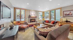 Posezení v ubytování Tamarack Townhomes - CoralTree Residence Collection