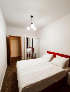 - une chambre avec un grand lit et des draps blancs dans l'établissement Vake Park Apartment, à Tbilissi