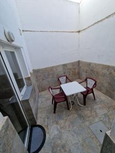 Habitación con 2 sillas, mesa y mesa. en Casa Telares Ávila en Avila