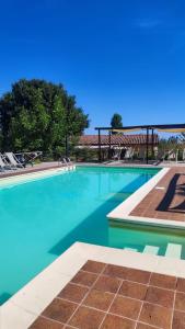 Бассейн в Camping Le Marche Apartments или поблизости