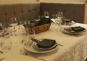 una mesa con platos y vasos y una cesta de servilletas en Casa do Fasco, en Castro Laboreiro