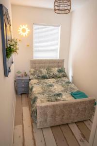 sypialnia z łóżkiem i oknem w obiekcie Sara’s Apartment w mieście Seaham