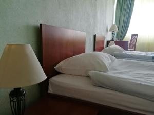 Postel nebo postele na pokoji v ubytování Cherkasy Palace