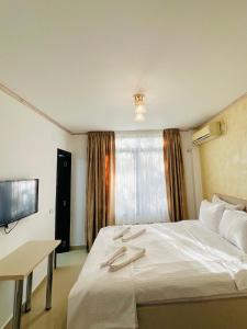 Habitación de hotel con cama grande y TV en Hotel Marina 2 en Bucarest