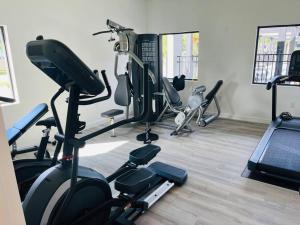 un gimnasio con varios equipos de ejercicio en una habitación en Brand New Townhouse, min from Disney, en Kissimmee